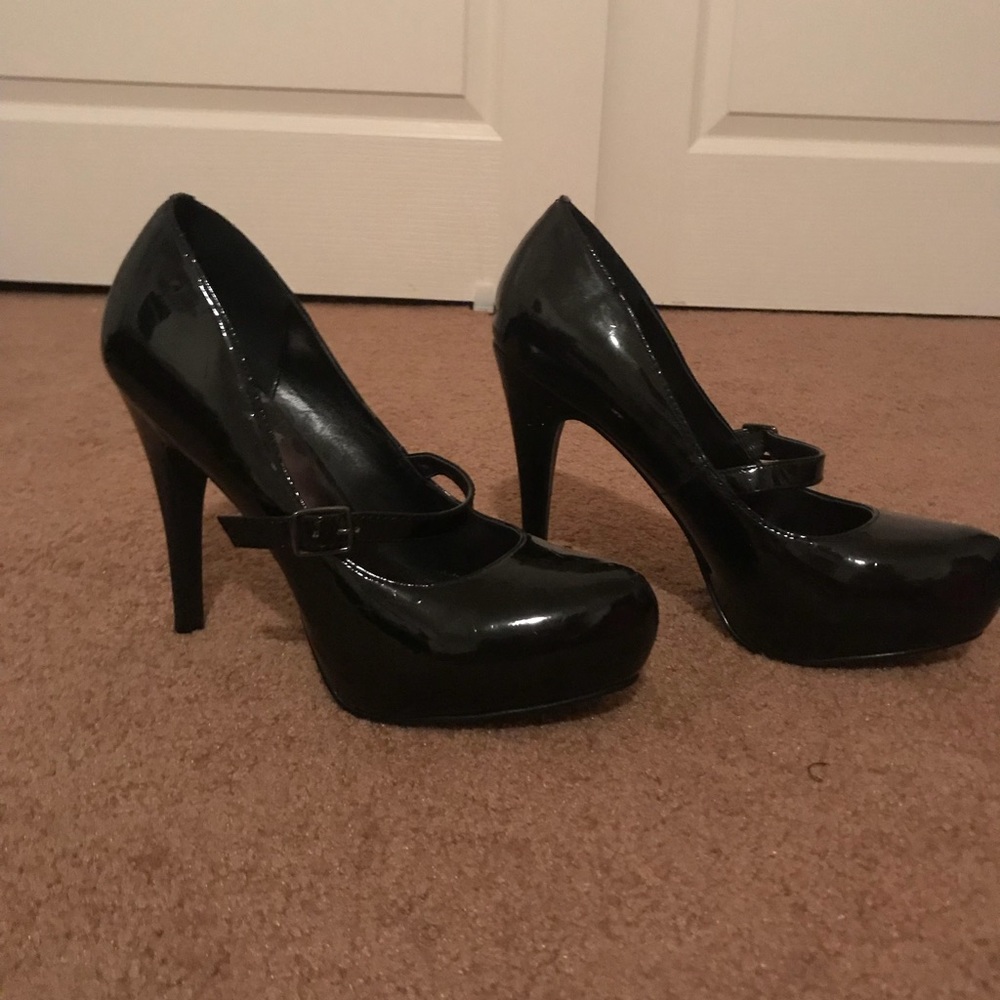 Black heeled shoes